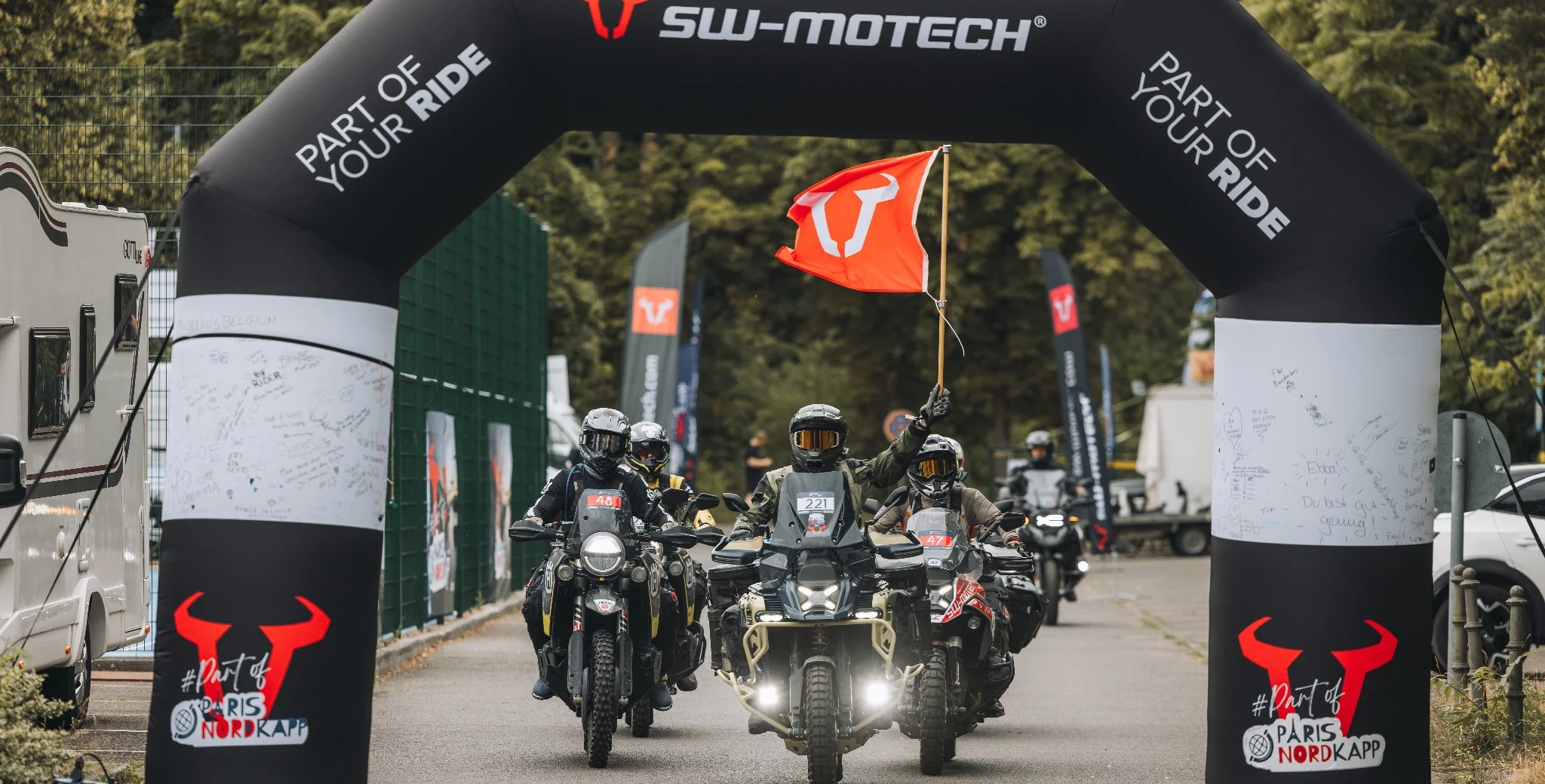 6000 kilometrów, dziesięć krajów, asfalt i off-road: około 250 motocyklistów wyruszyło z Paryża w kierunku Nordkap. W samym środku był również SW-MOTECH.