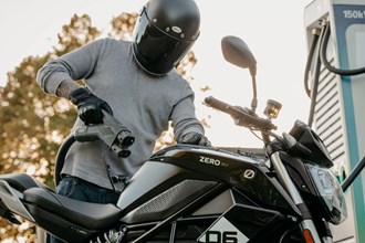 Zero Motorcycles CCS Schnellladen kommt 2027