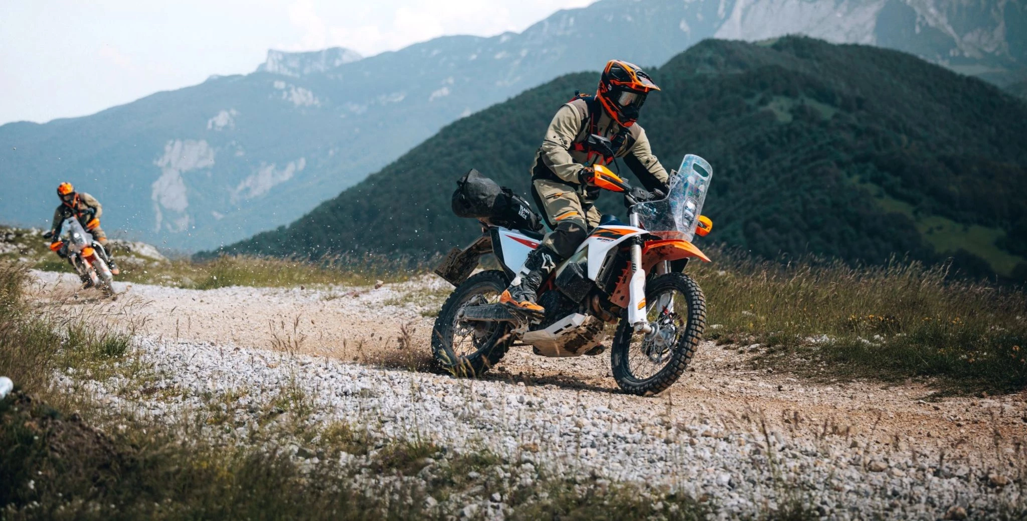 KTM is building a new rally model based on the 690 Enduro R. The KTM 690 RALLY 2027 combines the 79 hp LC4 engine with a 20-liter tank, rally tower and 21/18-inch wheels.