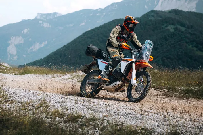 KTM construit, sur la base de la 690 Enduro R, un nouveau modèle rally. La KTM 690 RALLY 2027 combine le LC4 de 79 ch avec un réservoir de 20 litres, une tour rally et des roues de 21/18 pouces.