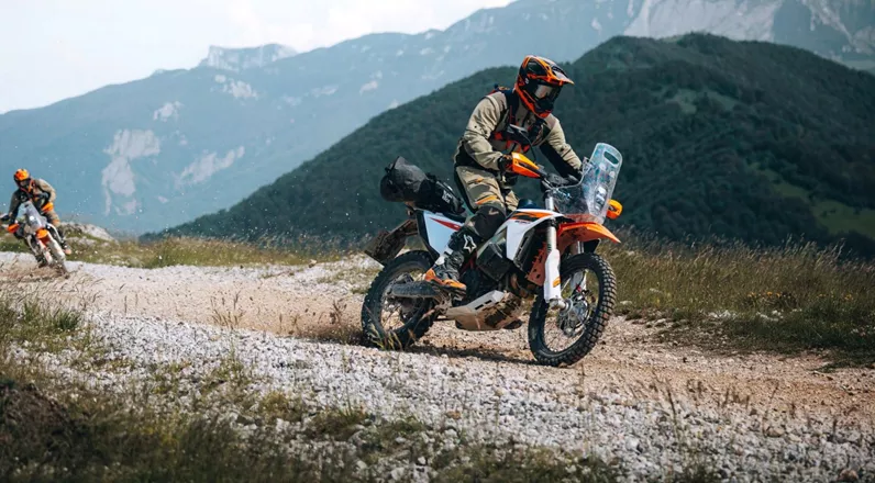 KTM is building a new rally model based on the 690 Enduro R. The KTM 690 RALLY 2027 combines the 79 hp LC4 engine with a 20-liter tank, rally tower and 21/18-inch wheels.