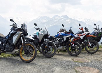 Fünf A2-Reiseenduros 2026 im großen Vergleichstest