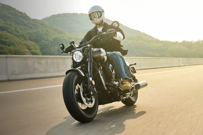 The BENDA Rock 707 arrives in Europe in September. The V-twin cruiser combines 73 hp with a variable seat height, air suspension, and an electronically controlled clutch.