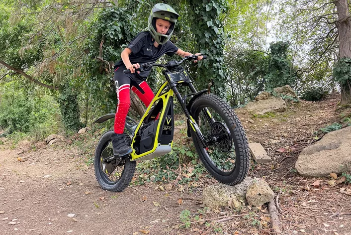 Die Triumph TXP-24 bringt kräftigen Elektroantrieb, Trial-Technik und viel Fahrspaß für junge Fahrer. Im Praxistest mit einem erfahrenen 11-Jährigen zeigt sich aber auch: Gewicht, Größe und Leistungsabgabe entscheiden darüber, für wen das E-Trial wirklich passt.