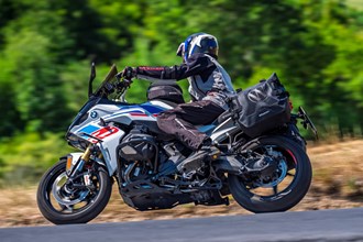 BMW R 1300 Boxer: Wunderlich schützt die Zylinder in Schwarz