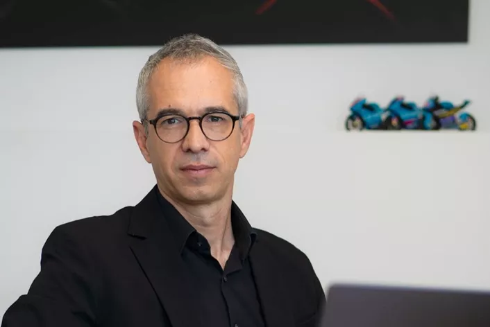Carles Solsona, glavni dizajner u CFMOTO-u, u intervjuu govori o dizajnerskom jeziku marke, ulozi umjetne inteligencije u dizajnu motocikala, dijalogu između dizajnera i inženjera te o budućnosti CFMOTO-a kao globalne marke motocikala.