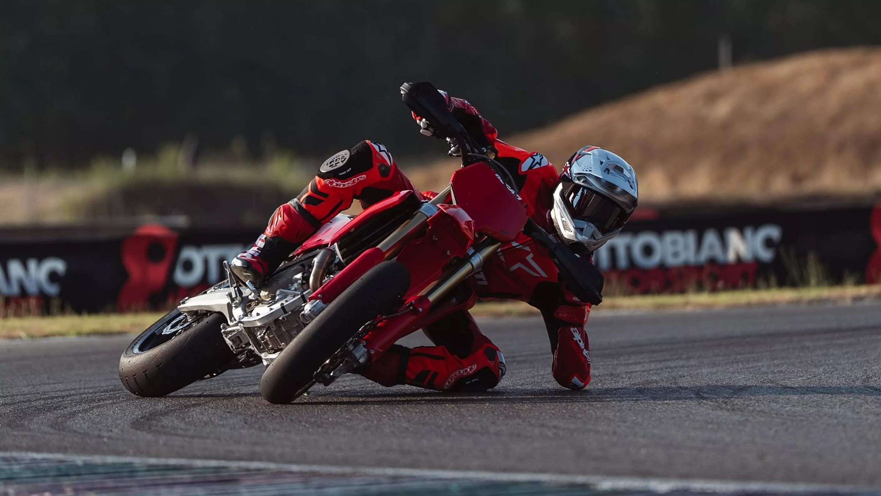 Ducati Desmo450 SM: prvi supermoto trkački motocikl iz Bolonje Ducati Desmo450 SM: prvi supermoto trkački motocikl iz Bolonje
