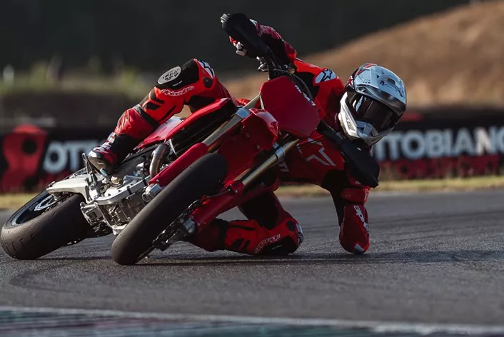 Trkačka staza umesto javnog puta: Ducati sa Desmo450 SM donosi prvi supermoto sa desmodromskim upravljanjem ventilima. 63,5 KS, 11.900 okretaja, Showa postavljanje, Brembo Stylema i kontrola proklizavanja za slikove. Od decembra 2026. kod odabranih evropskih dilera, u Nemačkoj od 13.290 evra.