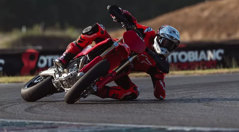 Trkačka staza umesto javnog puta: Ducati sa Desmo450 SM donosi prvi supermoto sa desmodromskim upravljanjem ventilima. 63,5 KS, 11.900 okretaja, Showa postavljanje, Brembo Stylema i kontrola proklizavanja za slikove. Od decembra 2026. kod odabranih evropskih dilera, u Nemačkoj od 13.290 evra.