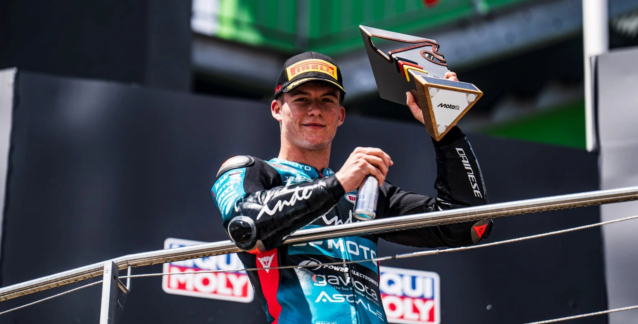Daniel Holgado spricht im 1000PS-Interview über seine aktuelle Moto2-Saison, den bevorstehenden Aufstieg in die MotoGP, die Zusammenarbeit mit Teamkollege David Alonso und was ihn an der neuen MotoGP-Ära mit Pirelli-Reifen und neuem Reglement besonders reizt.