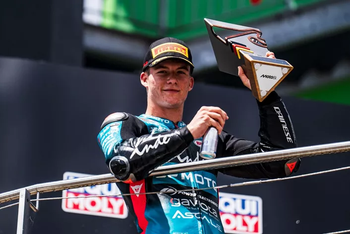 Daniel Holgado talar i 1000PS-intervjun om sin aktuella Moto2-säsong, den förestående uppstigningen till MotoGP, samarbetet med lagkamraten David Alonso och vad som lockar honom mest med den nya MotoGP-eran med Pirelli-däck och nya regler.