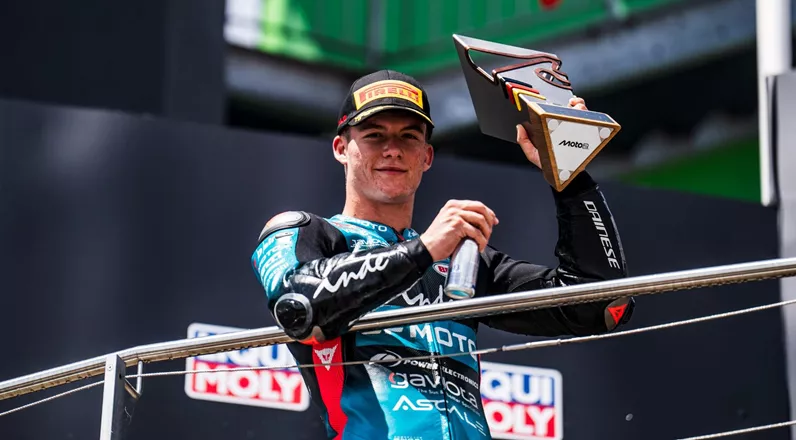 Daniel Holgado spricht im 1000PS-Interview über seine aktuelle Moto2-Saison, den bevorstehenden Aufstieg in die MotoGP, die Zusammenarbeit mit Teamkollege David Alonso und was ihn an der neuen MotoGP-Ära mit Pirelli-Reifen und neuem Reglement besonders reizt.