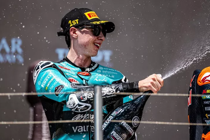 Wie wird man Motorradrennfahrer? Máximo Quiles, 18-jähriger Moto3-WM-Führender 2026, erklärt im Interview seinen Weg vom Minibike bis an die Spitze der Weltmeisterschaft - und was ihn 2027 in der Moto2 erwartet.