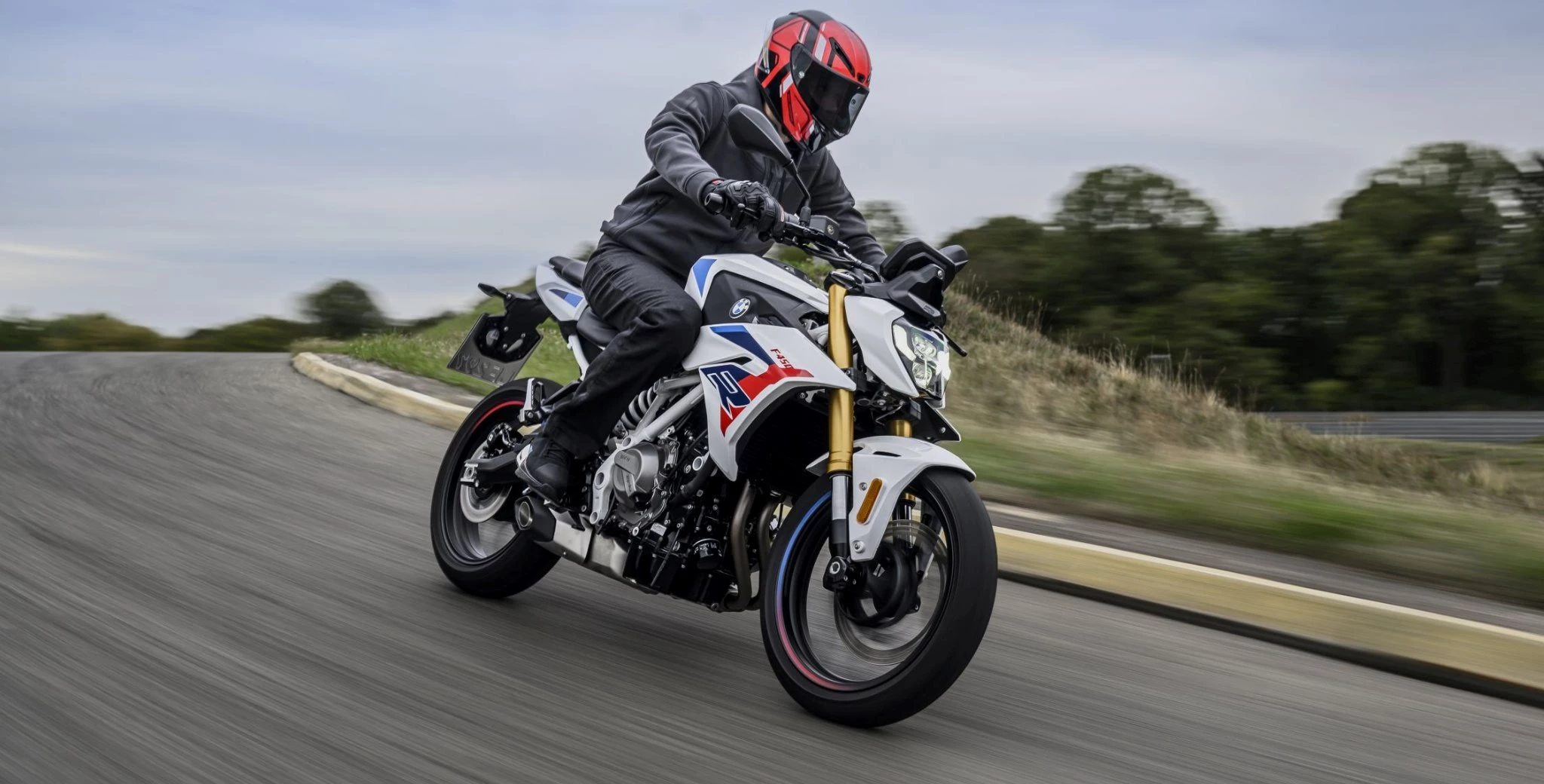 BMW proširuje porodicu F 450: nova F 450 R kombinuje 48 KS, 175 kg spremne za vožnju, opsežnu elektroniku i opciono automatizovano kvačilo.