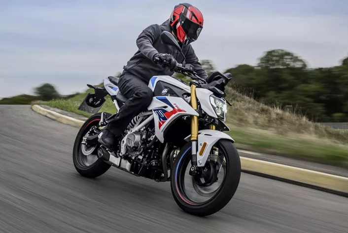 BMW proširuje porodicu F 450: nova F 450 R kombinuje 48 KS, 175 kg spremne za vožnju, opsežnu elektroniku i opciono automatizovano kvačilo.