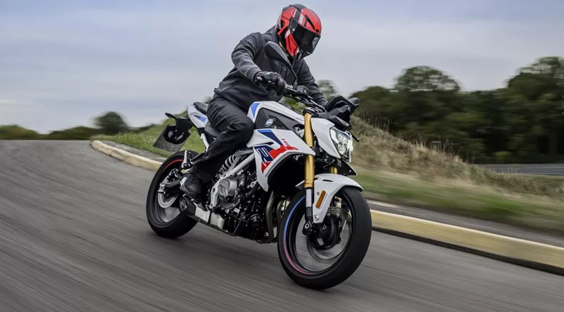 BMW proširuje porodicu F 450: nova F 450 R kombinuje 48 KS, 175 kg spremne za vožnju, opsežnu elektroniku i opciono automatizovano kvačilo.