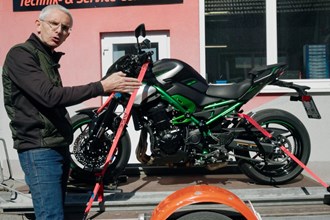 Motorrad richtig verladen und sicher verzurren