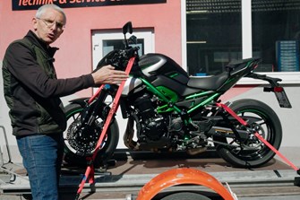 Motorrad richtig verladen und sicher verzurren