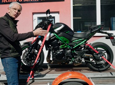 Motorrad richtig verladen und sicher verzurren