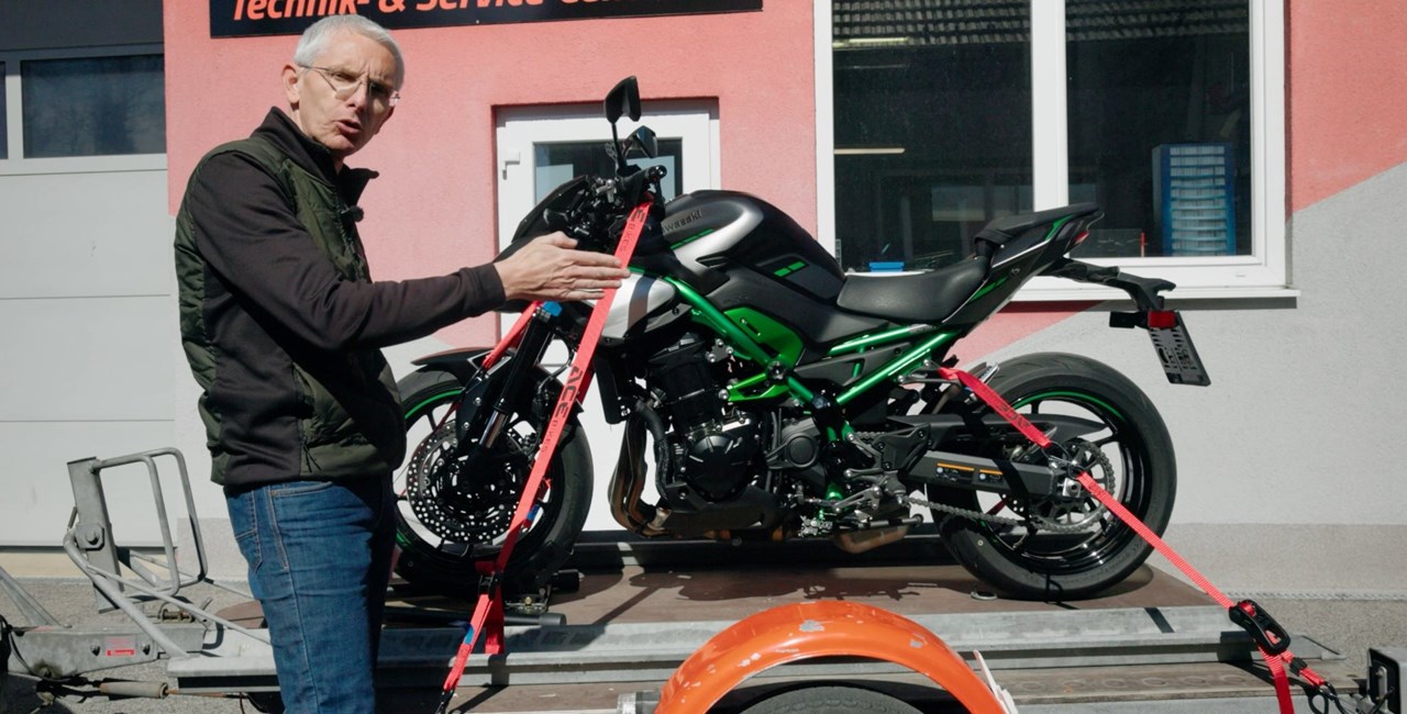 Motorrad richtig verladen und sicher verzurren