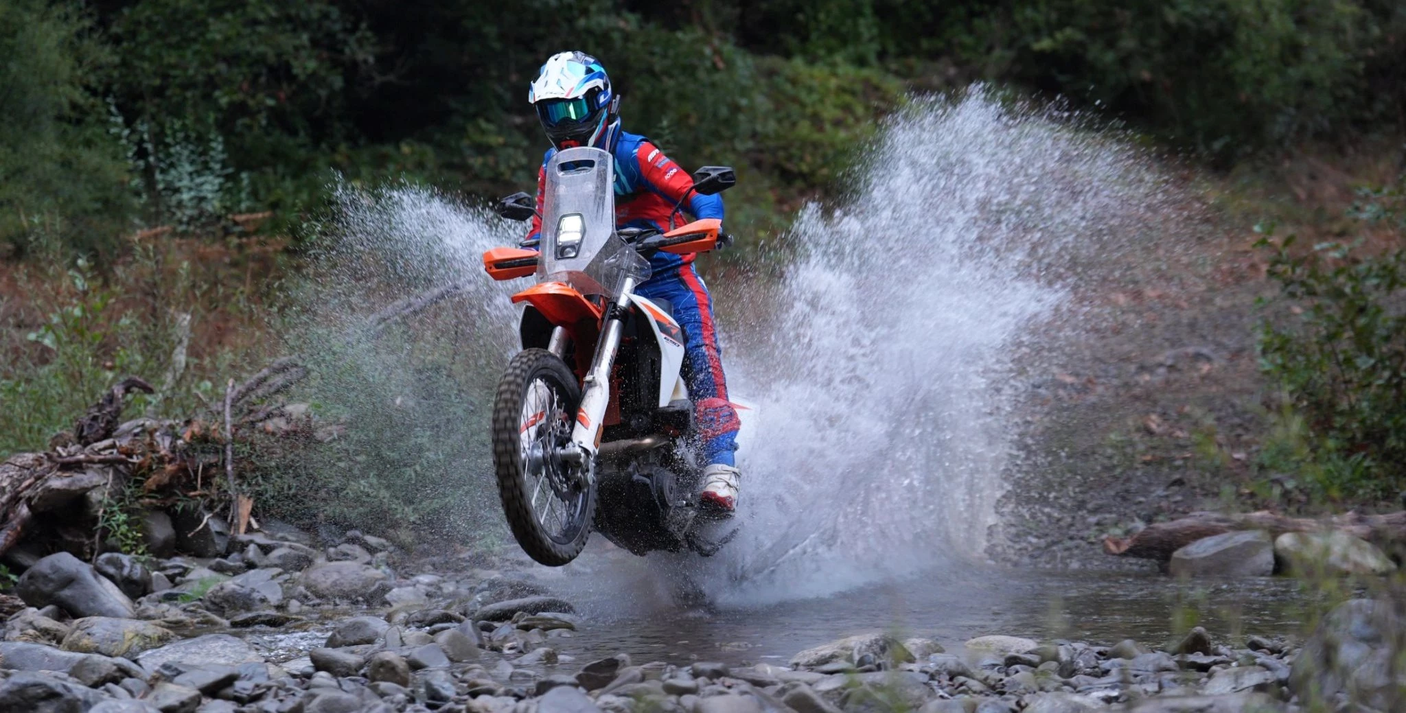 Die KTM 690 Rally 2026 bringt echte Rallye-DNA auf die Straße. In Griechenland musste sie sich auf schnellen Schotterpisten, anspruchsvollen Offroad-Passagen und nassem Asphalt beweisen. Wie gut funktionieren Einzylinder, Rally-Fahrwerk und Elektronik – und für wen ist sie die bessere Alternative zur großen Reiseenduro