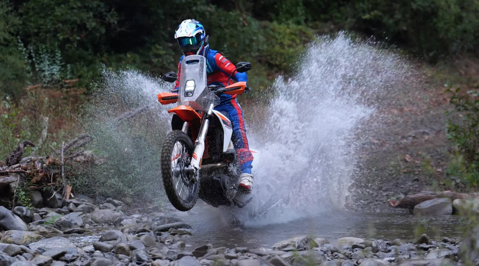 KTM 690 Rally 2026 donosi pravu rally DNK na cestu. U Grčkoj se morala dokazati na brzim šljunčanim stazama, zahtjevnim offroad dionicama i mokrom asfaltu. Koliko dobro funkcioniraju jednocilindraš, rally šasija i elektronika - i za koga je bolja alternativa velikom avanturističkom motociklu?