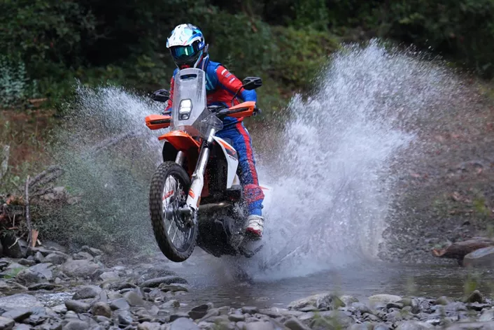 Die KTM 690 Rally 2026 bringt echte Rallye-DNA auf die Straße. In Griechenland musste sie sich auf schnellen Schotterpisten, anspruchsvollen Offroad-Passagen und nassem Asphalt beweisen. Wie gut funktionieren Einzylinder, Rally-Fahrwerk und Elektronik – und für wen ist sie die bessere Alternative zur großen Reiseenduro