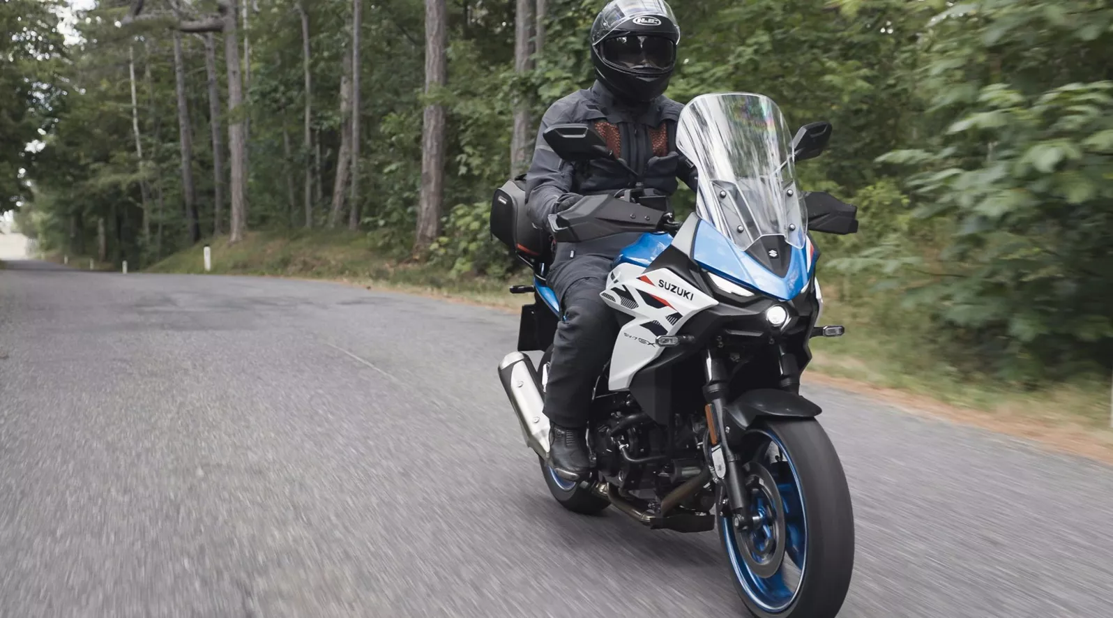 Die Suzuki SV-7GX bringt den bekannten V2 zurück und verbindet ihn mit einem handlichen, komfortablen Crossover-Konzept. Doch wie fühlt sich das Motorrad im Alltag, auf der Autobahn und bei flotter Fahrt im Winkelwerk tatsächlich an?