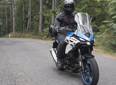 Suzuki SV-7GX: Wie gut fährt sich das neue V2 Crossover-Bike?