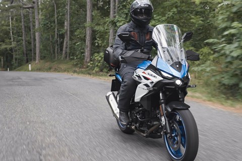Suzuki SV-7GX: Wie gut fährt sich das neue V2 Crossover-Bike?