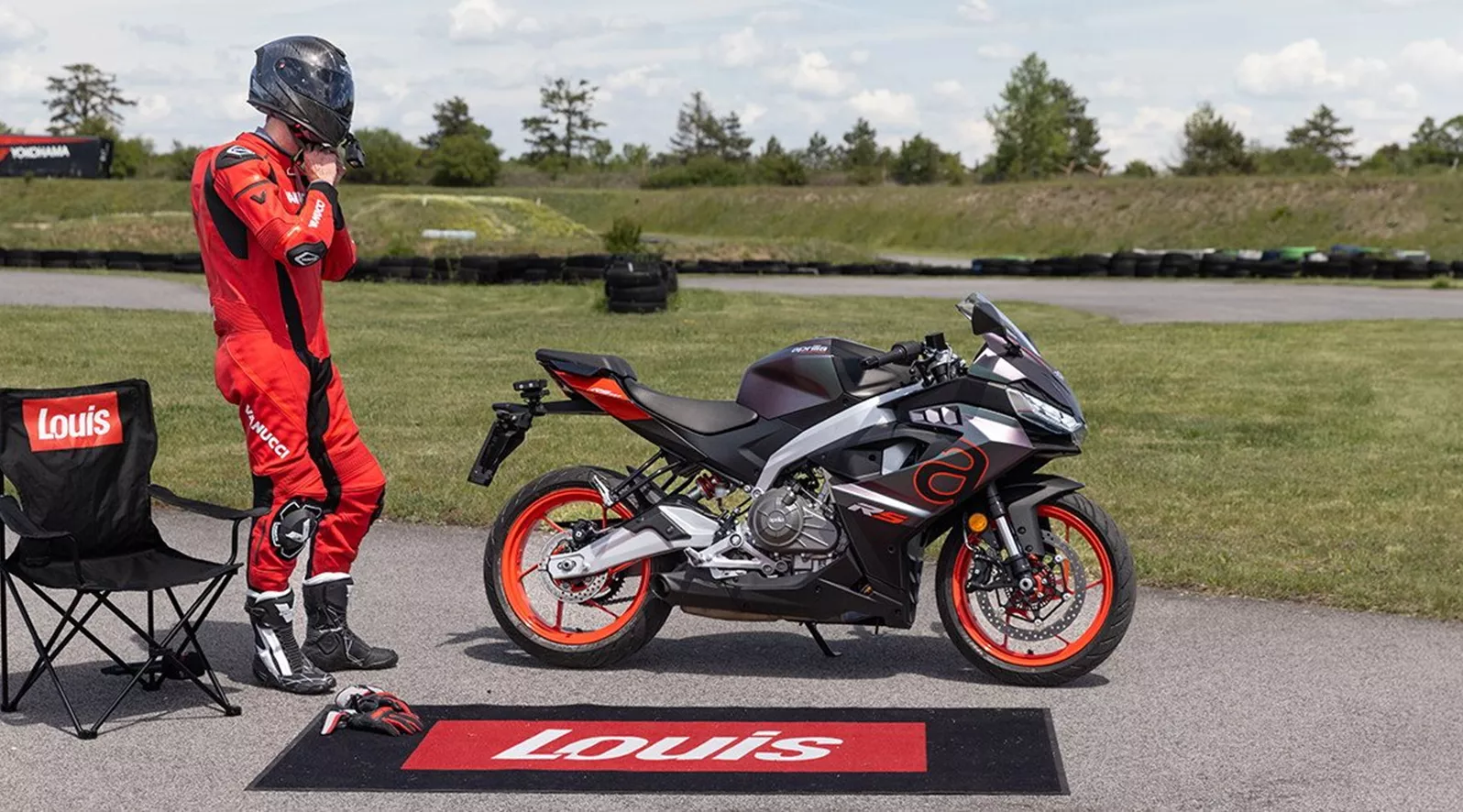 In Bad Fischau, the Aprilia RS 457 delivers the same precise front-end feel I know from the bigger Aprilias. In the Bestzeit test of the 2026 model, it's mainly my freedom of movement that limits the rhythm on the tight track.