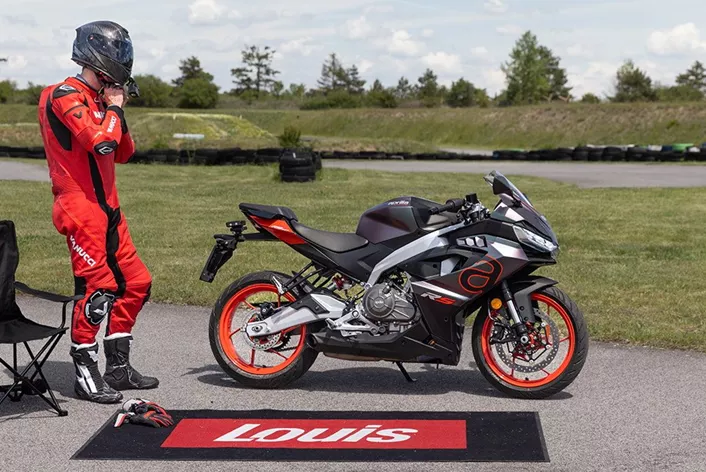 En Bad Fischau, la Aprilia RS 457 transmite esa sensación precisa del tren delantero que conozco de las Aprilia más grandes. En la prueba Bestzeit del modelo 2026, lo que más limita el ritmo en el estrecho trazado es mi libertad de movimiento.