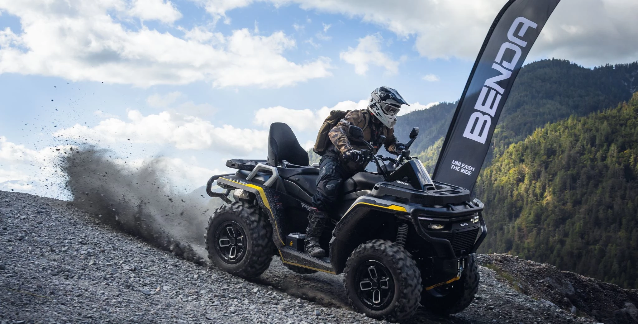 102 PS, Allrad, zwei Differenzialsperren und ein Fahrwerk, das selbst brutale Landungen wegsteckt: Die Benda Redstone 1000 R2 tritt nicht als gemütliches Arbeits-ATV an. Im Test überrascht sie vor allem damit, wie kontrolliert sie ihre enorme Leistung auf Straße und im schweren Gelände einsetzen kann.