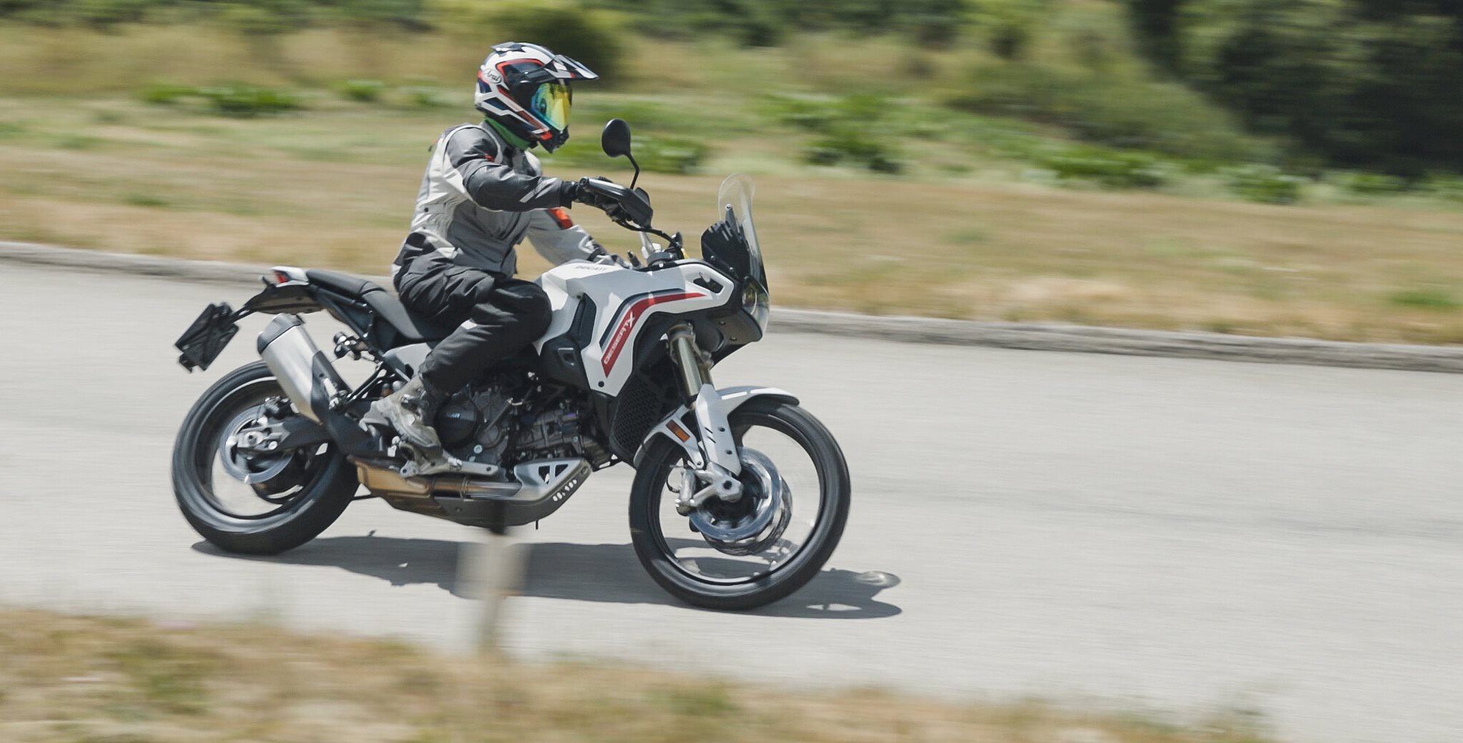 Bei der Präsentation in Spanien hat mich die neue Ducati DesertX begeistert. Drei Tage im Waldviertel mit Autobahn, Winkelwerk und Schotter zeigen nun, ob aus der heißen Affäre eine belastbare Beziehung wird.