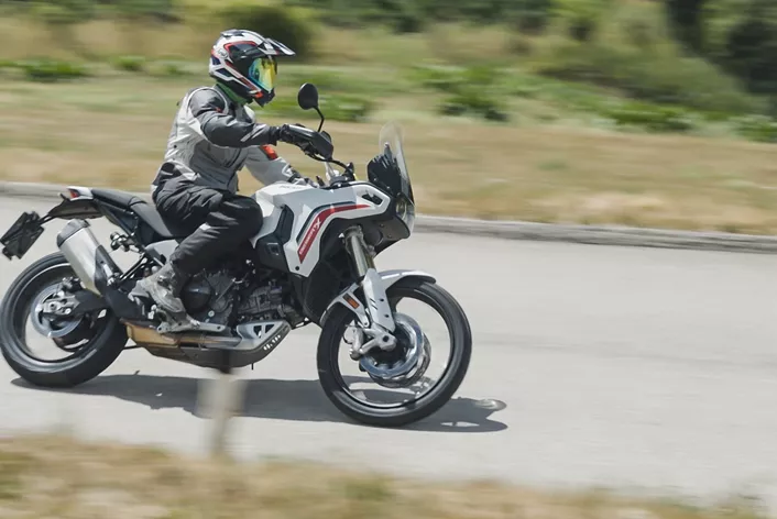 Bei der Präsentation in Spanien hat mich die neue Ducati DesertX begeistert. Drei Tage im Waldviertel mit Autobahn, Winkelwerk und Schotter zeigen nun, ob aus der heißen Affäre eine belastbare Beziehung wird.