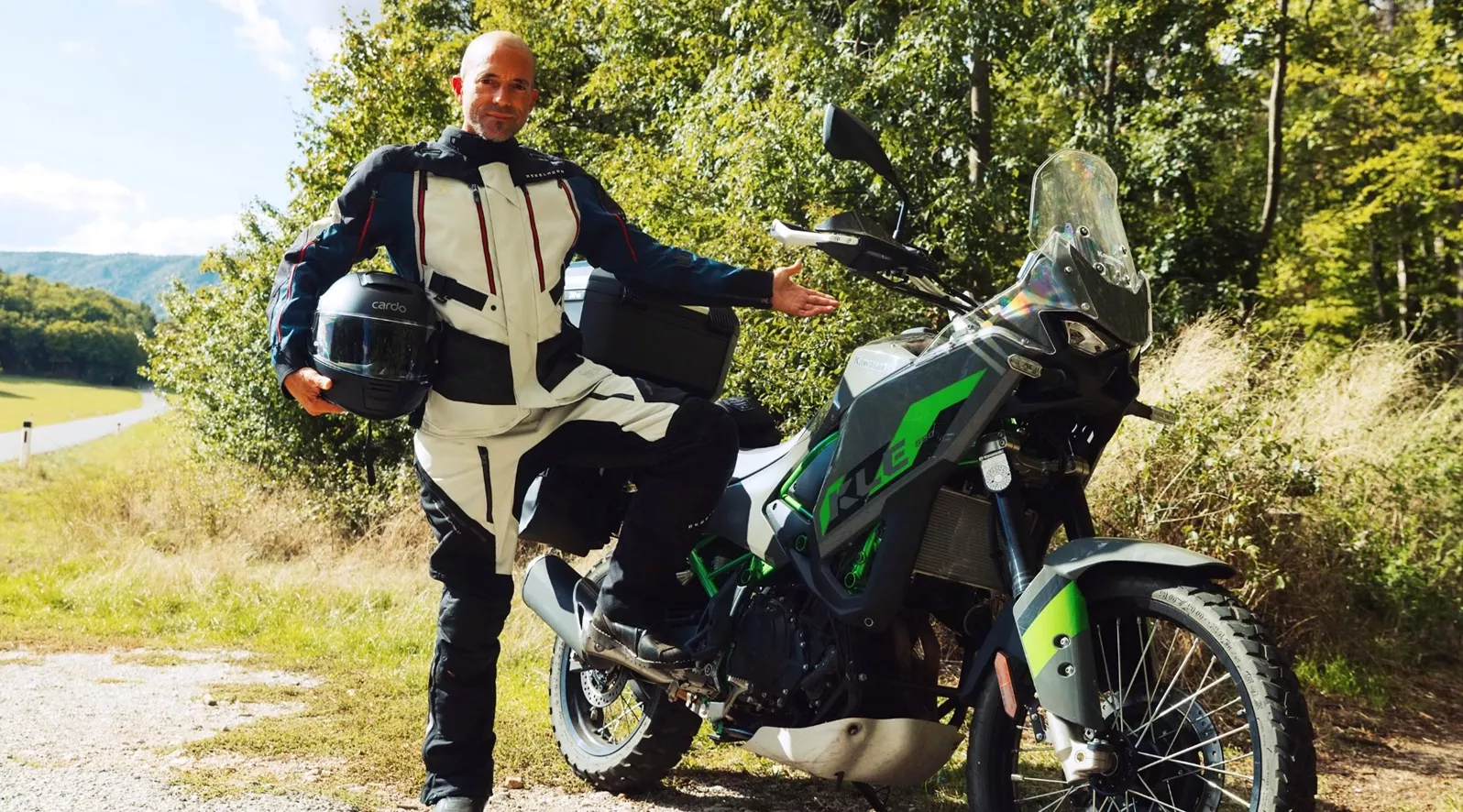 A year of continuous use: the Kawasaki KLE 500 travelled from Spain to Austria, and five testers rode it. Ten findings remain, seven good ones and three that hurt. Why the much-debated 185 mm ground clearance was a non-issue in practice, while the 140/70-17 rear wheel very much was.