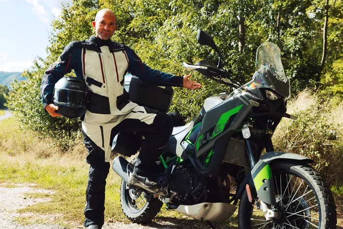 Rok ciągłej eksploatacji: Kawasaki KLE 500 jeździła od Hiszpanii po Austrię, prowadziło ją pięciu testerów. Zostaje dziesięć wniosków, siedem dobrych i trzy, które bolą. Dlaczego szeroko dyskutowany prześwit 185 mm w praktyce nie był tematem, za to tylne koło w rozmiarze 140/70-17 już jak najbardziej.