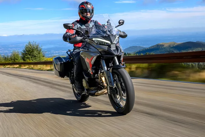 Ducati überarbeitet die Multistrada V4 S Grand Tour für lange Reisen. Neu sind erweiterte Assistenzsysteme, eine automatische Absenkung und Änderungen am V4.