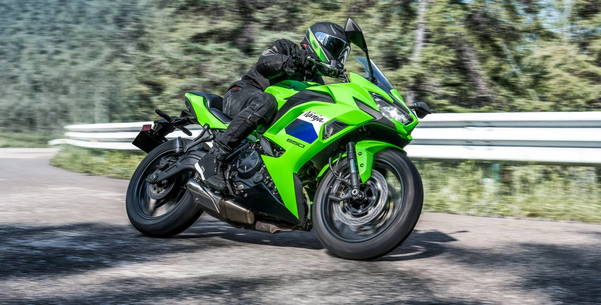 Die Kawasaki Ninja 650 geht technisch überarbeitet ins Modelljahr 2027. Neue Showa-Gabel, Vierkolbenbremsen, TFT-Update und optionaler Quickshifter sollen sie sportlicher machen.
