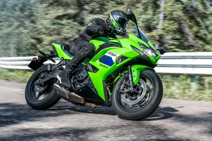 Kawasaki Ninja 650 vstupuje do modelového roku 2027 technicky vylepšená. Nová vidlice Showa, čtyřpístkové brzdy, aktualizace TFT displeje a volitelný quickshifter ji mají učinit sportovnější.