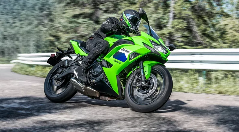 Die Kawasaki Ninja 650 geht technisch überarbeitet ins Modelljahr 2027. Neue Showa-Gabel, Vierkolbenbremsen, TFT-Update und optionaler Quickshifter sollen sie sportlicher machen.