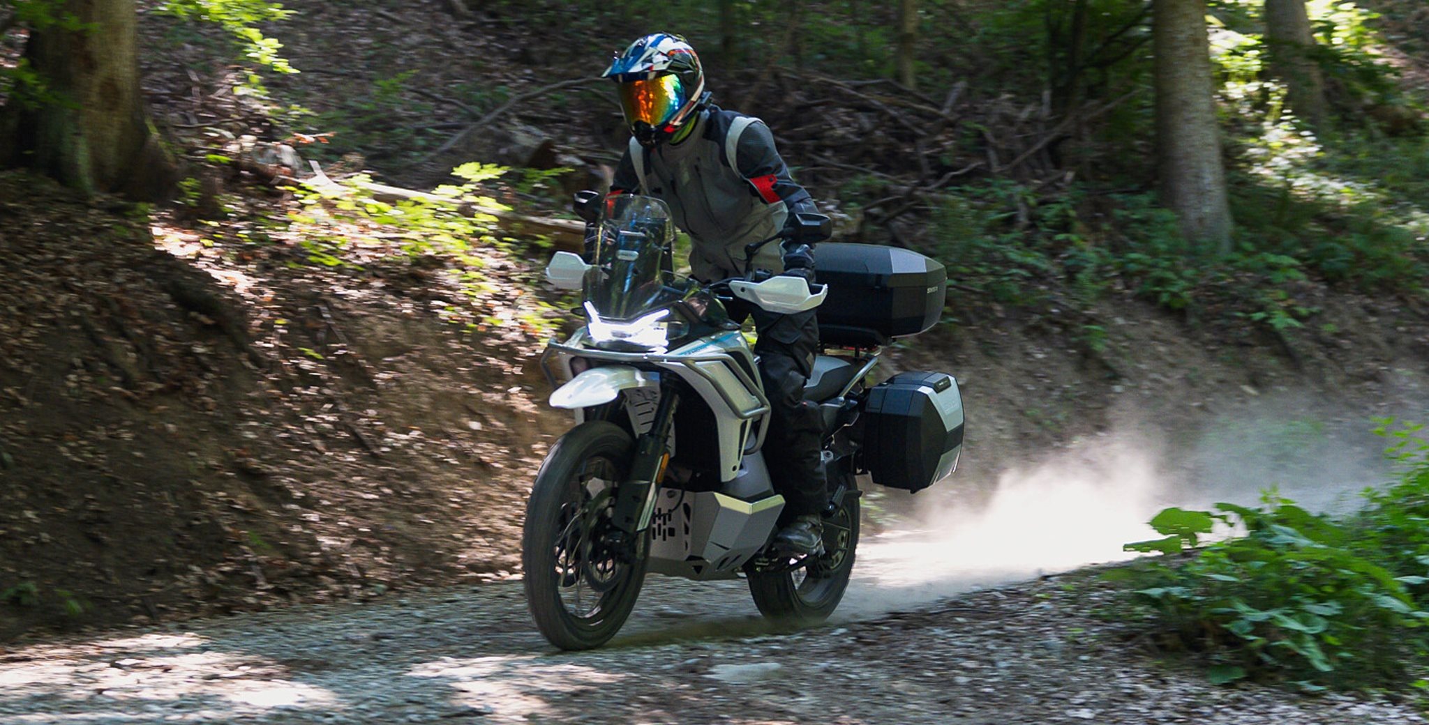 Die CFMOTO 1000MT-X 2026 lockt mit 112 PS, üppiger Ausstattung und 11.999 Euro Kampfpreis. Autobahn, Waldviertler Kurven und legale Schotterstraßen zeigen, wie viel Reiseenduro sie wirklich liefert.