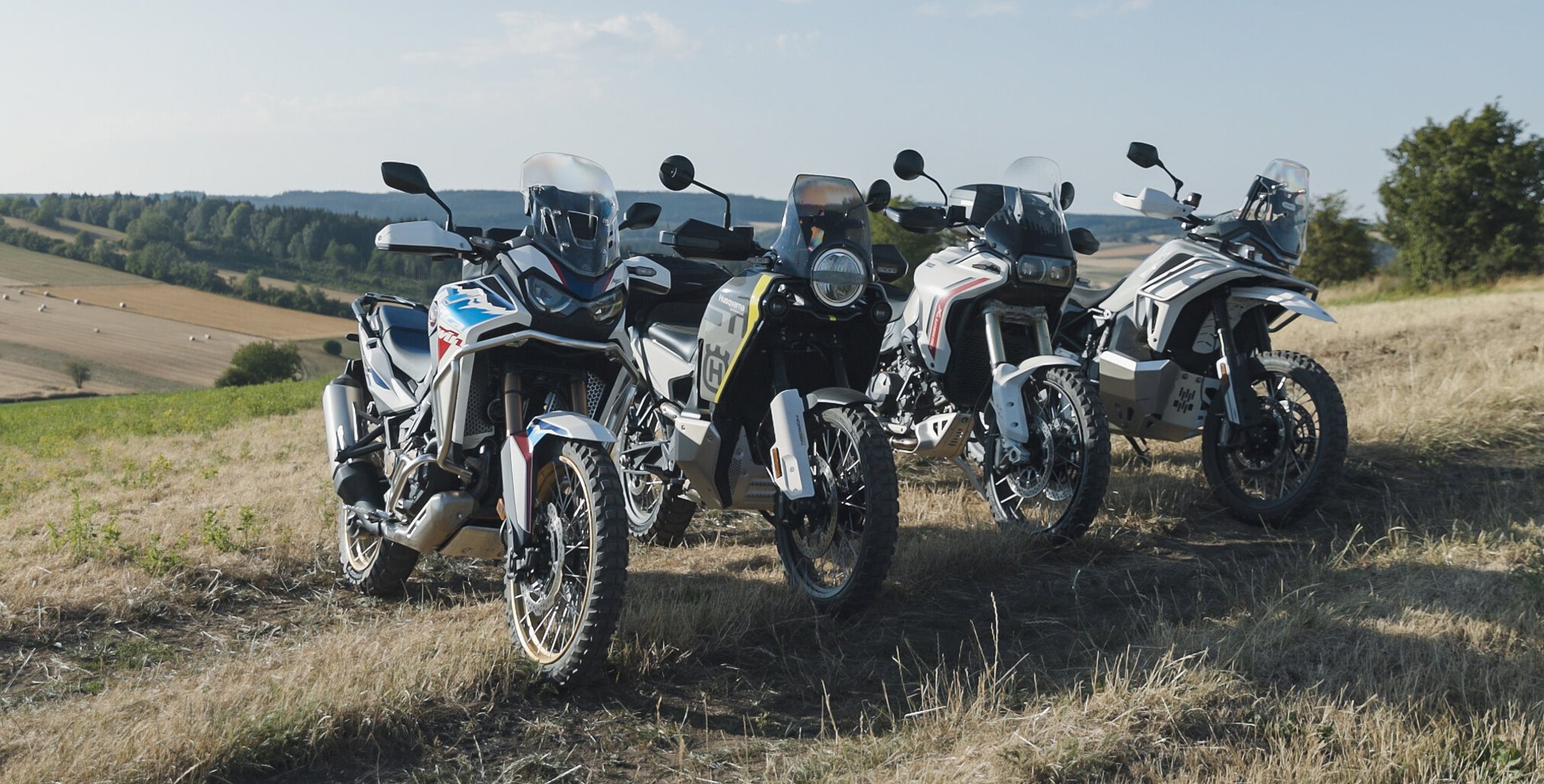 Vier Reiseenduros, vier Zweizylinder und nur zehn PS Unterschied. Auf Autobahn, kurvigen Straßen und legalem Schotter zeigen Africa Twin, 1000MT-X, DesertX und Norden 901 dennoch völlig eigene Talente - und beim Preis wird der Vergleich endgültig scharf.