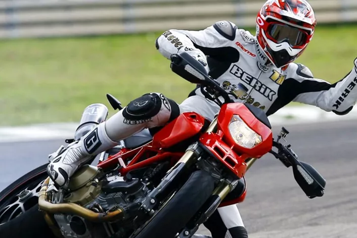 Jednostranná kyvná vidlice, příhradový rám, velký dvojválec: Ducati za 25 let 1000PS odložila téměř vše, kvůli čemu jsme značku zbožňovali. Zůstala cena a radost z jízdy. Jak se to stalo, vyprávíme tím, co jsme tehdy řekli a napsali.