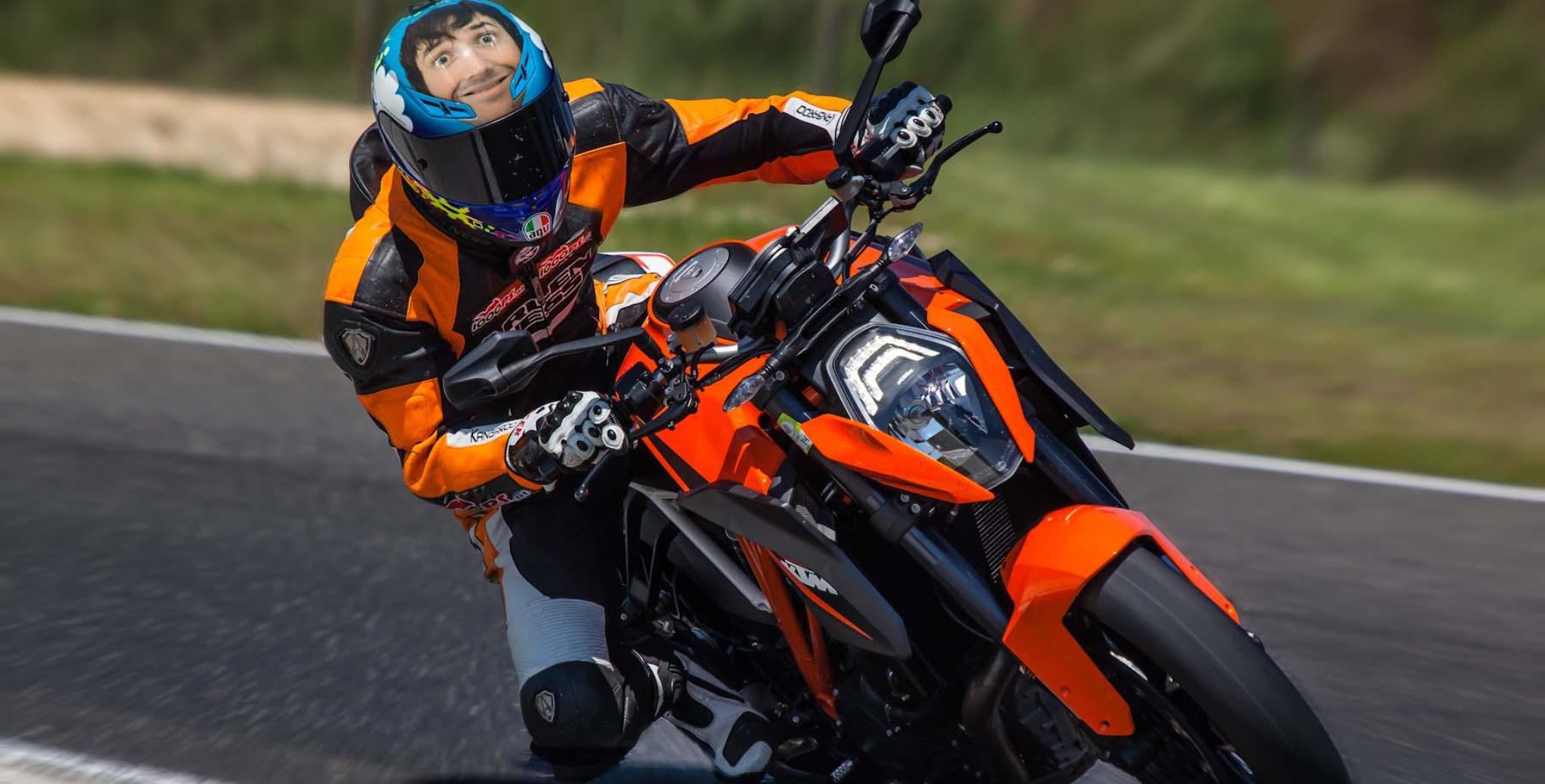 Super Duke, 1190 Adventure, 790 Duke, sanační řízení a Bajaj. Jak se KTM za 25 let 1000PS změnila, vyprávěno tím, co jsme tehdy řekli a napsali, včetně omylů a prognóz, které vydržely.