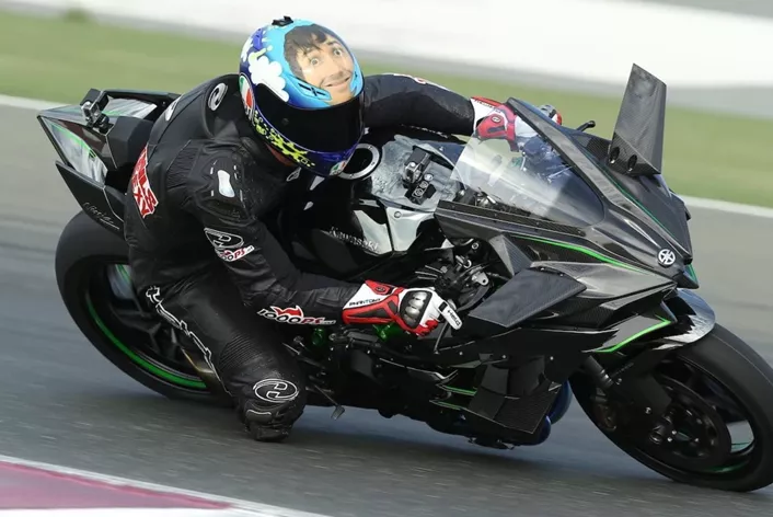 KLE 500, ZZR 1400, Ninja H2, Z900, Z900 RS, Ninja 7 Hybrid a znovu KLE 500. Jak se Kawasaki za 25 let 1000PS změnila, vyprávěno tím, co jsme tehdy řekli a napsali, včetně prohrané sázky a pozdní omluvy.