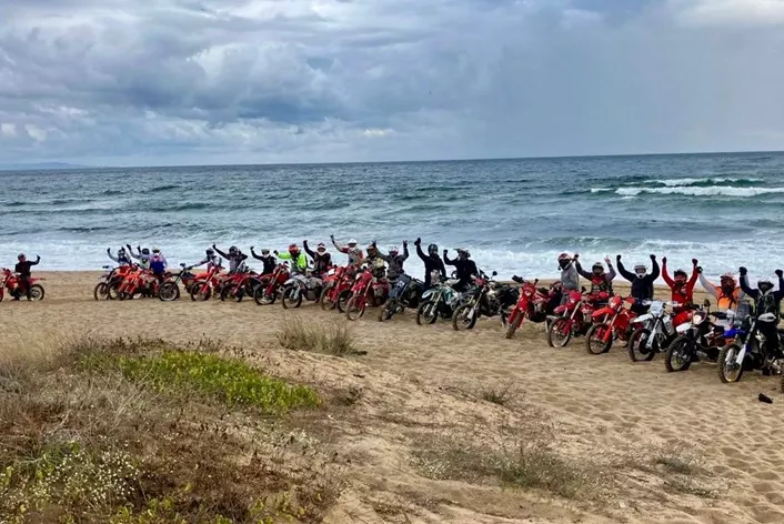 Z Sosopol nad Morzem Czarnym do Igoumenitsa nad Morzem Śródziemnym: 1.618 kilometrów enduro przez cztery kraje. Zespół, spektakularne przełęcze do 2.000 metrów i czyste emocje. NastyNils o harówce, jedności i odpowiednim sprzęcie.