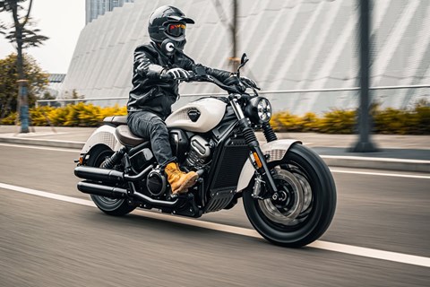 BENDA Dark Flag 950: V4-Cruiser mit 109 PS