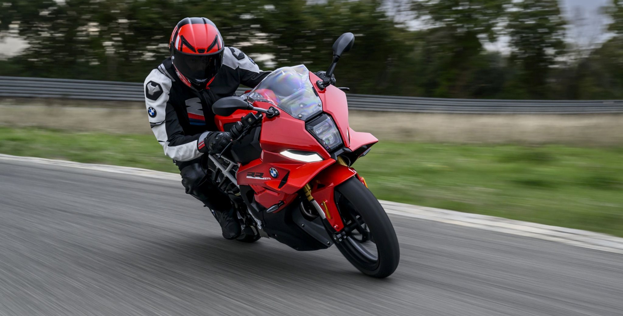 BMW is adding a supersports to its F 450 family. The F 450 RR combines 48 hp, 177 kilograms and extensive electronics with clear nods to the S 1000 RR.