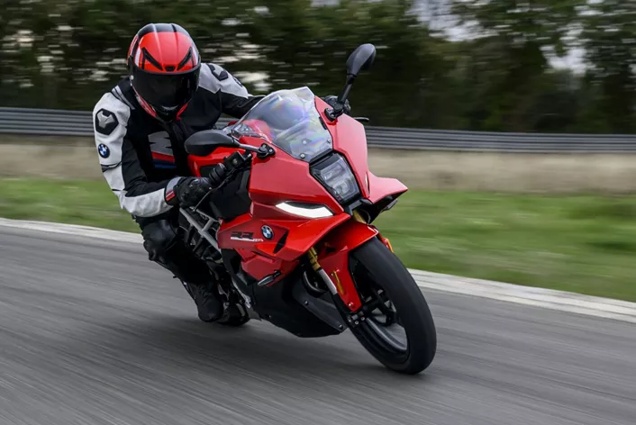 BMW is adding a supersports to its F 450 family. The F 450 RR combines 48 hp, 177 kilograms and extensive electronics with clear nods to the S 1000 RR.